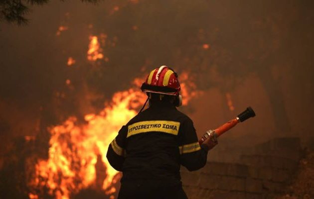 Τραυματίστηκαν δύο πυροσβέστες σε φωτιά στη Μάνη