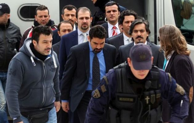 Ανατολίτικες κουτοπονηριές: Ο Ερντογάν ζητάει τη συμβολή της Interpol για τη σύλληψη και έκδοση των «8»
