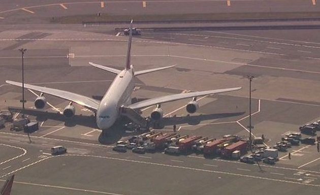 Συναγερμός σε αεροπλάνο: Γιατί εκατό επιβάτες τέθηκαν σε καραντίνα (βίντεο)