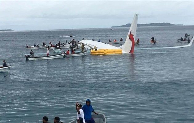 Τρόμος στη Ν. Γουϊνέα: Aεροσκάφος ξέφυγε από τον αεροδιάδρομο και «βούτηξε» σε λιμνοθάλασσα (βίντεο)