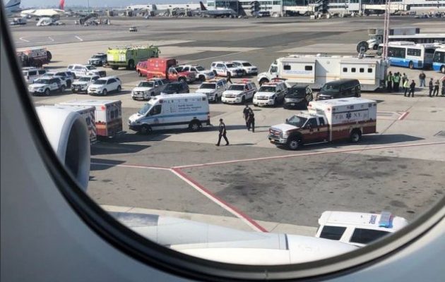 19 επιβεβαιωμένα ασθενείς σε αεροπλάνο της Emirates που μπήκε σε καραντίνα στη Νέα Υόρκη