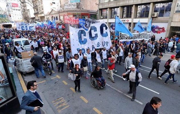 Οργή στην Αργεντινή για τα μέτρα λιτότητας που φέρνει το ΔΝΤ – Στους δρόμους τα συνδικάτα