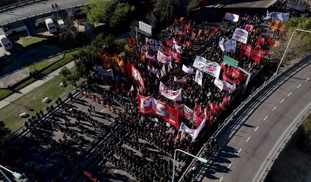 Στους δρόμους οι Αργεντινοί εργαζόμενοι – 36ώρη απεργία κήρυξαν τα συνδικάτα (βίντεο)