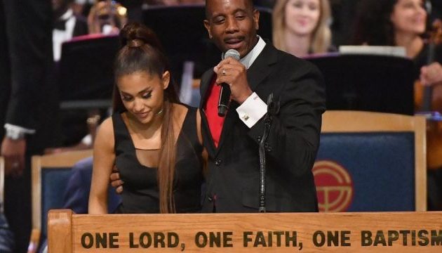 Πάγωσαν στην κηδεία της Αρίθα Φράνκλιν: Επίσκοπος θώπευε και χούφτωνε στα ίσα (βίντεο)