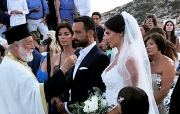 Παντρεύτηκαν στη Σίφνο Σάκης Τανιμανίδης-Χριστίνα Μπόμπα (βίντεο)