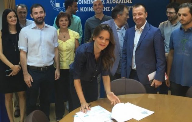 Η Αχτσιόγλου υπέγραψε τις 4 πρώτες κλαδικές – Αυξήσεις σε μισθούς για 75.000 εργαζόμενους