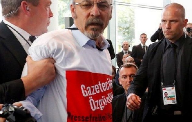 Tούρκος δημοσιογράφος διακόπτει τη συνέντευξη Μέρκελ- Ερντογάν και τον παίρνουν «σηκωτό» (βίντεο)