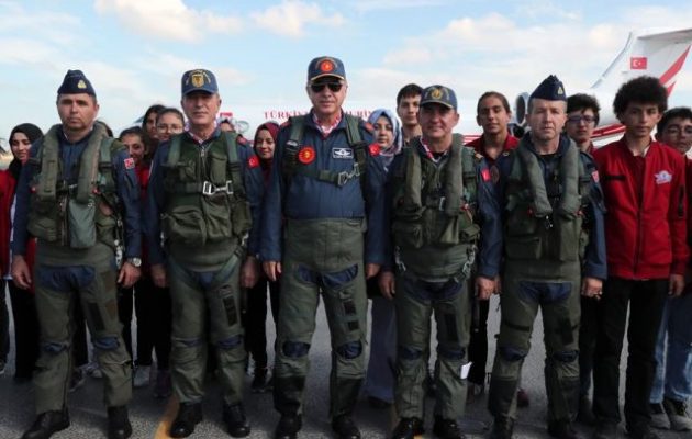 Ο Ερντογάν ντύθηκε πιλότος και κάλεσε τους Τούρκους επιστήμονες στο εξωτερικό να επαναπατριστούν