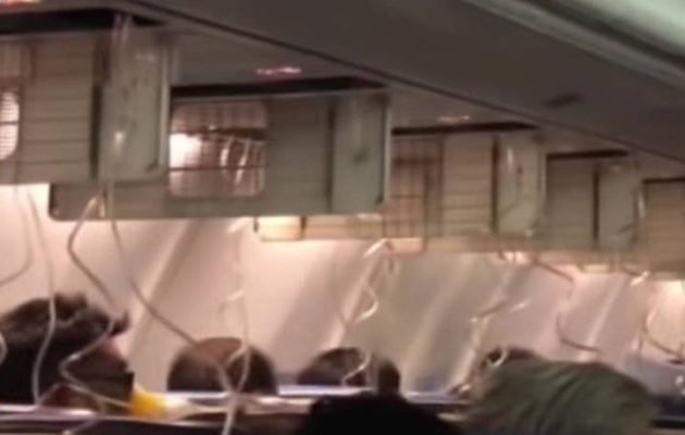 Σοκαρίστηκαν σε αεροπλάνο όταν είδαν αίμα να τρέχει από τις μύτες και τα αυτιά (βίντεο)