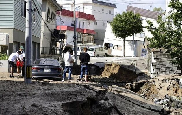 Ανέσυραν οκτώ νεκρούς στην Ιαπωνία και ψάχνουν αγνοουμένους μετά το σεισμό των 6,7 Ρίχτερ