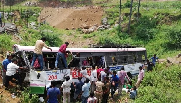 Τραγωδία στην Ινδία: 55 νεκροί από πτώση λεωφορείου σε φαράγγι