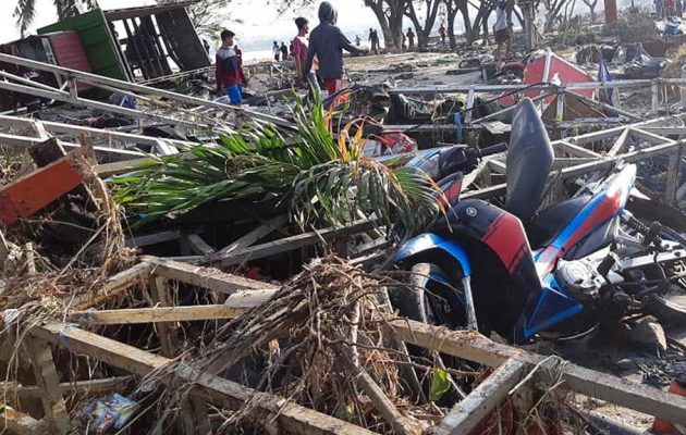 Τραγωδία στην Ινδονησία: 384 νεκροί από τον ισχυρό σεισμό και το τσουνάμι