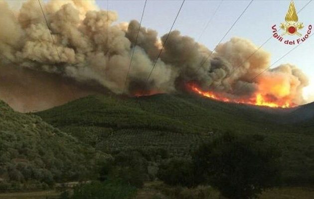 Πύρινη λαίλαπα «καταβροχθίζει» εκτάσεις και απειλεί σπίτια στην Τοσκάνη (φωτο)