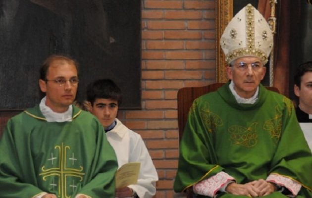 Ιταλός ιερέας: Να πληρώνουν φόρο όσες φοράνε νυφικό με αποκαλυπτικό ντεκολτέ