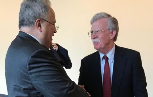 Ένθερμη χειραψία αντάλλαξαν Κοτζιάς και Μπόλτον στον ΟΗΕ