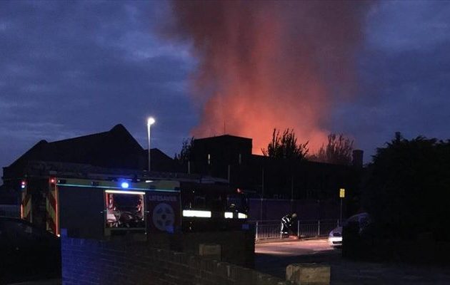 Στις φλόγες δημοτικό σχολείο στην περιοχή Ντάγκεναμ στο Λονδίνο