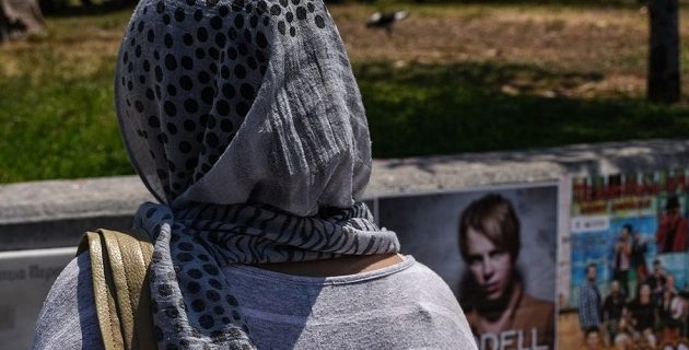 Τραμπούκοι ακροδεξιοί επιτέθηκαν σε 9χρονη Ελληνίδα στη Μυτιλήνη επειδή φορούσε μαντήλι – Τη νόμισαν για ξένη