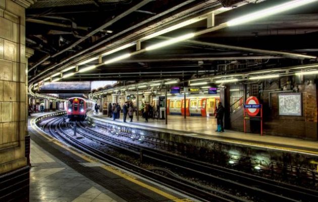 Συρμός του Μετρό πέρασε πάνω από μάνα με το παιδί της και βγήκαν αλώβητοι