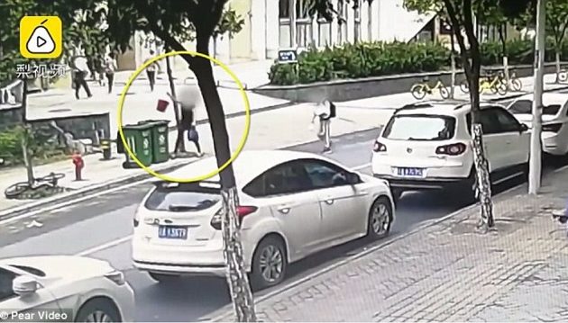 Σοκ στη Κίνα: Γυναίκα πετά βρέφος στα σκουπίδια