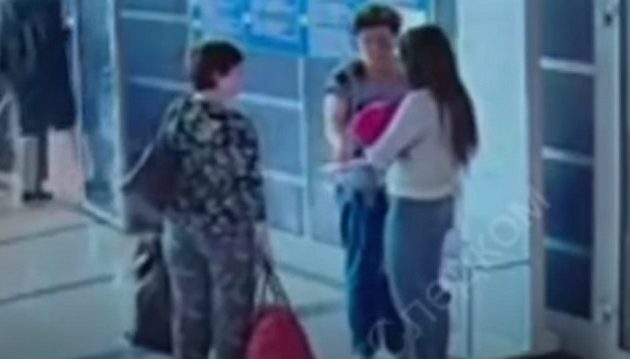 Μάνα πουλάει το εννέα ημερών μωρό της για 38 ευρώ (βίντεο)