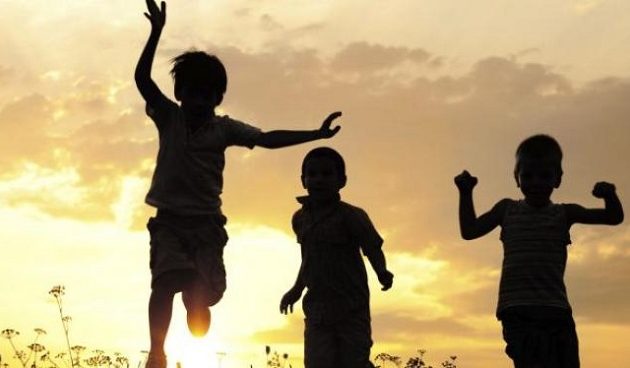 Απίστευτη απόφαση: Οικογένεια στη Θεσσαλονίκη θα πληρώνει 300 ευρώ όποτε κάνουν φασαρία τα παιδιά της