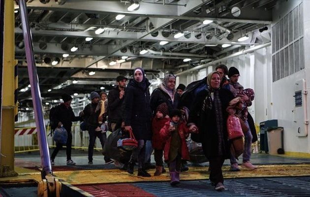Ακόμα 400 πρόσφυγες αναχωρούν με πλοίο από Λέσβο για Πειραιά