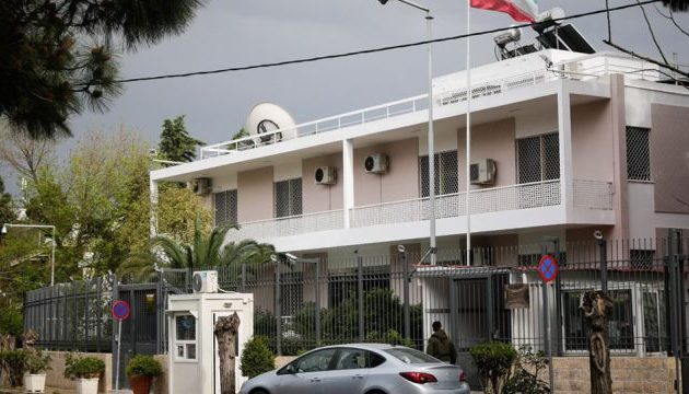 «Ντου» Ρουβίκωνα με μπουκάλια και μπογιές στην πρεσβεία του Ιράν
