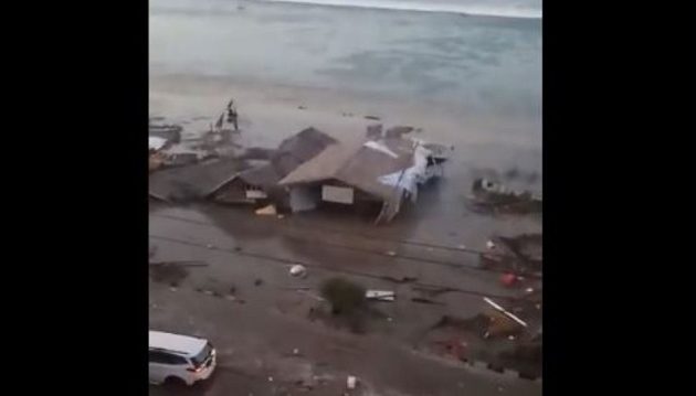 Τσουνάμι «καταπίνει» σπίτια στην Ινδονησία μετά τον σεισμό των 7,5 Ρίχτερ (βίντεο)