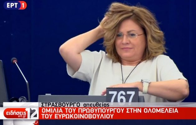 Ο Τσίπρας συνθλίβει τη Σπυράκη μέσα στο Ευρωπαϊκό Κοινοβούλιο και εκείνη… παίζει με τα μαλλιά της (βίντεο)