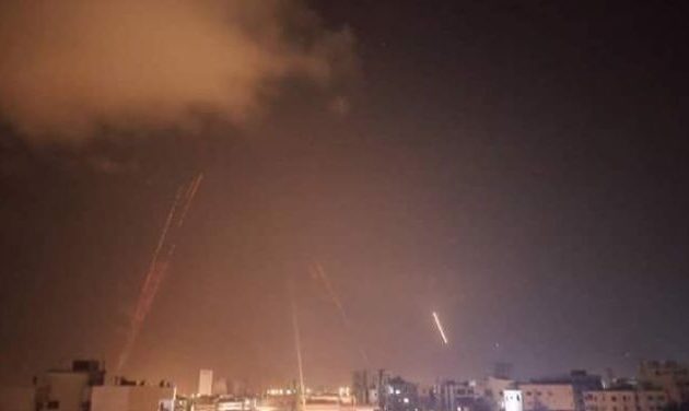Μετά τις 22.00 πολλοί πύραυλοι έπληξαν τις παραλιακές πόλεις της Συρίας (βίντεο)