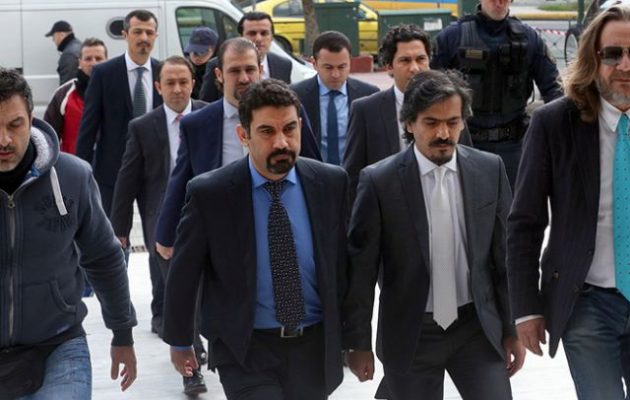 Τον χαβά τους οι Τούρκοι: Δώστε μας τους οκτώ  αξιωματικούς