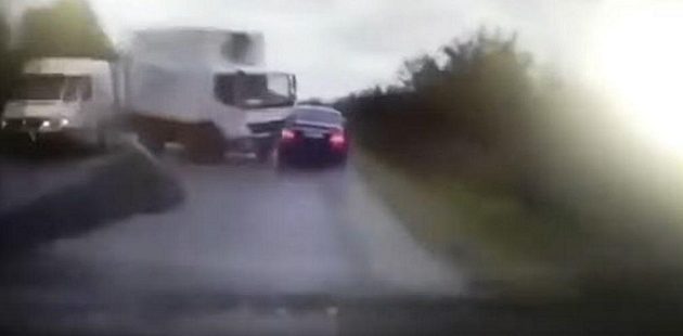 Σώθηκε από θαύμα ο πρόεδρος της Μολδαβίας –  Φορτηγό συντρίβει τη λιμουζίνα του (βίντεο)