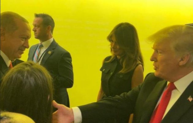 Ο Ερντογάν αφού αποχώρησε ενώ μιλούσε ο Τραμπ πήγε και του την «έστησε» στον διάδρομο (φωτο)