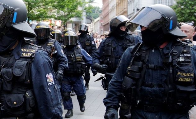 Αστυνομικοί στη Τσεχία βασάνισαν Ρομά για να ομολογήσει έγκλημα που δεν έκανε