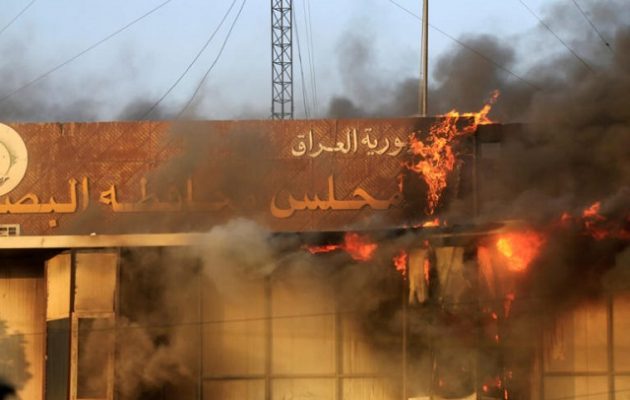 Xάος στο Ιράκ: Καίγεται το κυβερνείο της Βασόρας – Μεγάλες αναταραχές στην πόλη
