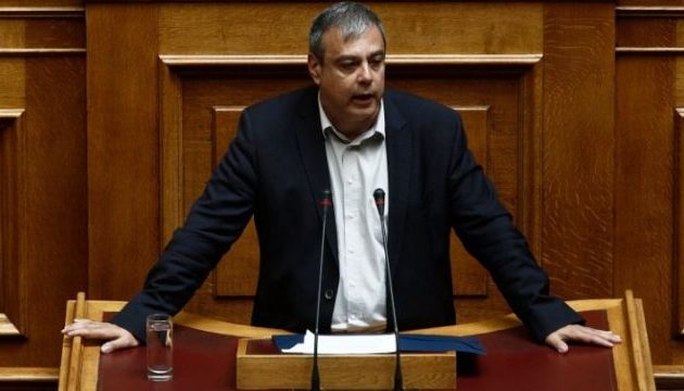 Οργή Βερναρδάκη για κρούσματα βίας: Συντονισμένο σχέδιο από φασιστικές συμμορίες