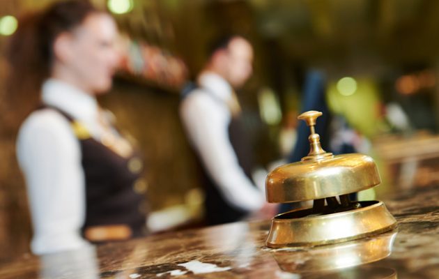 Γιατί έρχονται άμεσα αυξήσεις στις αμοιβές για 50.000 ξενοδοχοϋπάλληλους
