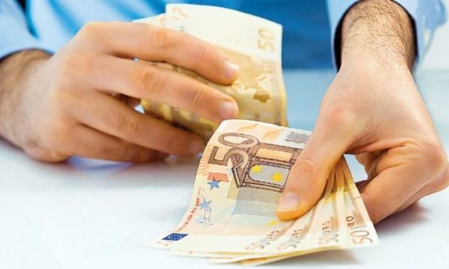 Νέες εξελίξεις για τον κατώτατο μισθό – Δείτε πότε θα αυξηθεί