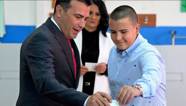 Χαμηλή η συμμετοχή στο δημοψήφισμα στα Σκόπια – Ο Ζάεφ τους εκλιπαρεί να προσέλθουν στις κάλπες