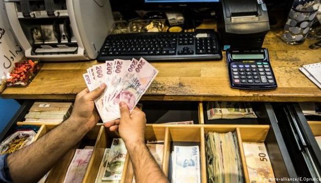 Φόβοι για ντόμινο πτωχεύσεων στην Τουρκία – Χιλιάδες στην ουρά για διακανονισμούς χρεών