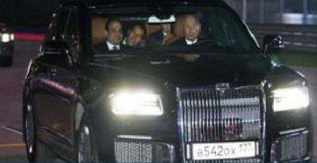 Σε ρόλο ραλίστα o Πούτιν κάνει βόλτα με τον Σίσι οδηγώντας σε πίστα της F1 (βίντεο)