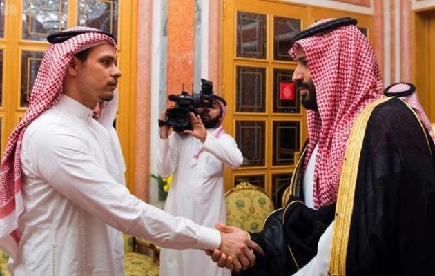 Δείτε την «παγωμένη» χειραψία ανάμεσα στον Σαουδάραβα πρίγκιπα και τον γιο του Κασόγκι (βίντεο)
