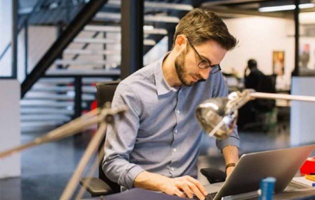 «Ανάσα» σε χιλιάδες επιχειρήσεις φέρνει η επιδότηση 50% των εισφορών για τους κάτω των 25