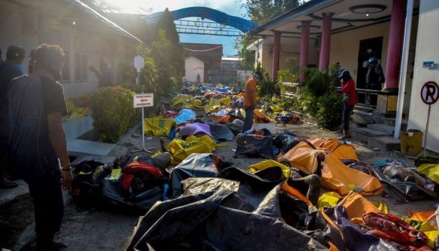 Η Ινδονησία κάνει έκκληση για βοήθεια για να αντιμετωπίσει τη φρίκη του τσουνάμι