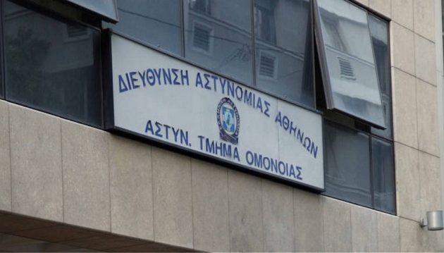 Τη βίαζαν οι αστυνομικοί στο ΑΤ Ομόνοιας και την τραβούσαν βίντεο, λέει το θύμα – «Μην φωνάζεις για να μην ακούσουν οι άλλοι»