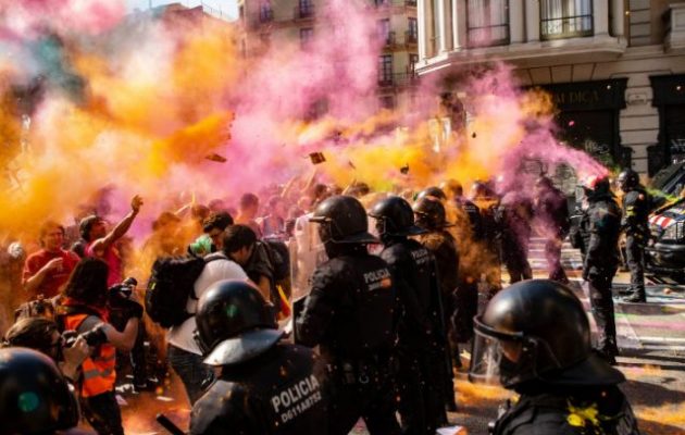 Επεισόδια στη Βαρκελώνη στην επέτειο ενός έτους από το δημοψήφισμα ανεξαρτησίας