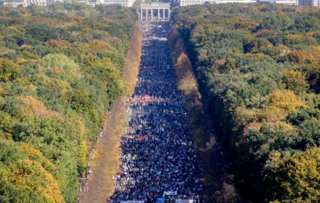 242.000 διαδήλωσαν στο Βερολίνο ενάντια στο μίσος και την ξενοφοβία