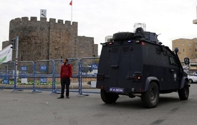 Οι Τούρκοι κήρυξαν απαγόρευση κυκλοφορίας σε 65 χωριά του Ντιγιάρμπακιρ – Ετοιμάζουν επίθεση στο PKK