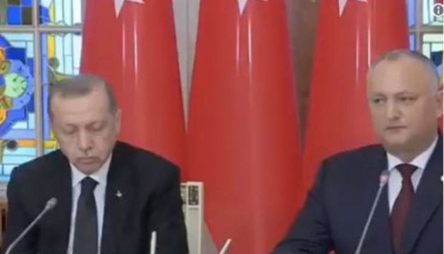 Δείτε τον Ερντογάν να… κοιμάται όρθιος με τις κάμερες ανοιχτές σε συνέντευξη Τύπου (βίντεο)