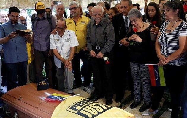Βενεζουέλα: Οργή στην κηδεία του Φερνάντο Αλμπάν που βρέθηκε νεκρός στη φυλακή
